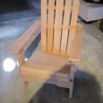 Fauteuil en bois de hêtre clair au lignes contemporaines.