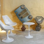 Ensemble d'objets du XX ème siècle avec calandre Juvay. Chaises et guéridon années '60 en polyester et luminaire de style industriel