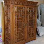 Petite armoire marocaine en noyer, avec décors sculptés