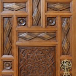 Petite armoire marocaine en cèdre, avec décors sculptés