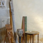 Ensemble d'objets insolites avec tambour, pupitre, petite table marocaine et colonne en bois