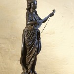 Sculpture en bronze représentant une joueuse de mandoline