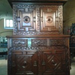 buffet à deux corps, en noyer richement sculpté, provenant de l'Abbaye de Chanteuges, Haute Loire, sur la route de Saint Jacques de Compostelle.