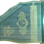 Guitare zither. Instrument de musique apparu à la fin du XIXe. Proche de la harpe, destinée à un usage privé, il possède 41 cordes