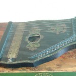 Guitare zither. Instrument de musique répandu au milieu du Proche de la harpe, destinée à un usage privé, il possède 41 cordes