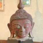 Grande tête de Bouddha en papier mâché laqué rouge, provenant de Birmanie