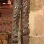 Sculptures anthropomorphe ornant le départ d'escalier.