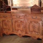 Buffet d'enfilade Louis XV. En noyer, Bourgogne XVIIIe, trois portes, trois tiroirs