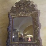 Miroir ancien sculpté, avec dorure à la feuille d'or et métal doré.