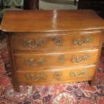 Petite commode Louis XIV, époque XVIIIe. En chêne, à trois tiroirs galbés.de petite taille et de belles proportions