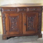 Buffet bas dit "credenza", Italie, époque XVIIe. Tout en noyer, avec son beau plateau monoxyle, à deux portes et trois tiroirs. Ce meuble est richement sculpté avec des motifs à "Grottesca", typiques de la Renaissance italienne. Objet de qualité, au gout italien et d'élégantes proportions. Dimensions: hauteur cm, largeur cm, profondeur cm.