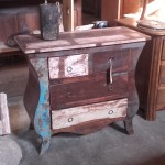 commode contemporaine indienne en bois polychrome.