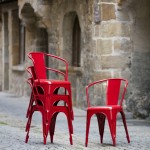 Chaise en tôle laquée rouge. Brio et confort