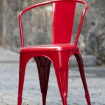 chaise rouge en tôle laquée rouge. Confort et design