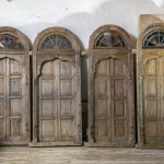 suite de 4 portes indiennes en cèdre et verres colorés.